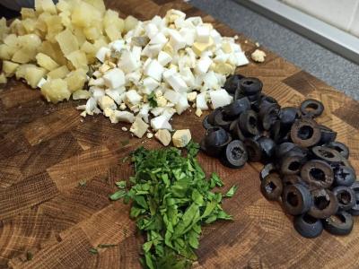 Žuvies konservų salotos Žingsnis 1