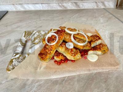 Vištienos lyulya-kebabas keptuvėje pagrindine nuotrauka