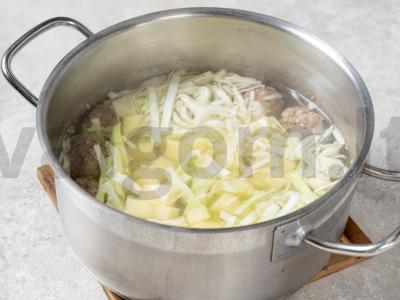 Borščas su meatballs Žingsnis 4