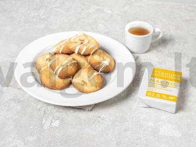 Sausainiai su baltuoju šokoladu ir graikiniais riešutais pagrindine nuotrauka