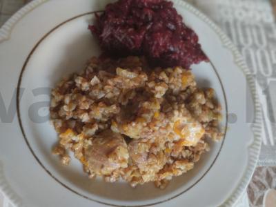 Kiaulienos pečių su grikių koše ir pomidorų pasta pagrindine nuotrauka