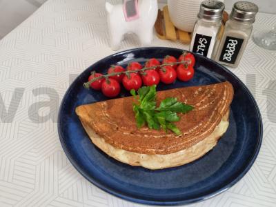 PP-hachapuri su sūrio įdaru ant keptuvės pagrindine nuotrauka