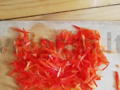 Funchos salotas su šviežiais daržovėmis ir baltais sezamais Žingsnis 1