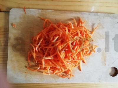 Funchos salotas su šviežiais daržovėmis ir baltais sezamais Žingsnis 3