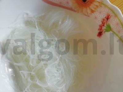 Funchos salotas su šviežiais daržovėmis ir baltais sezamais Žingsnis 4