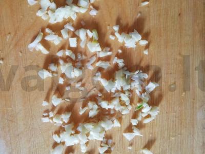 Funchos salotas su šviežiais daržovėmis ir baltais sezamais Žingsnis 5