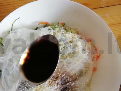 Funchos salotas su šviežiais daržovėmis ir baltais sezamais Žingsnis 7