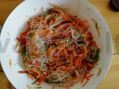 Funchos salotas su šviežiais daržovėmis ir baltais sezamais pagrindine nuotrauka