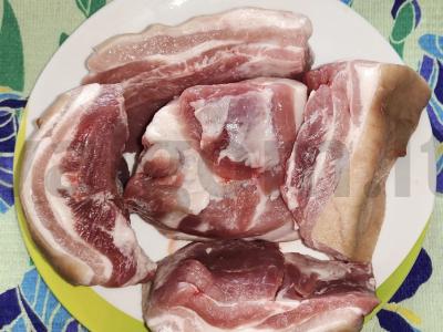 Kiaulienos šoninė, garinta šviesiame aluje su svogūnais Žingsnis 1
