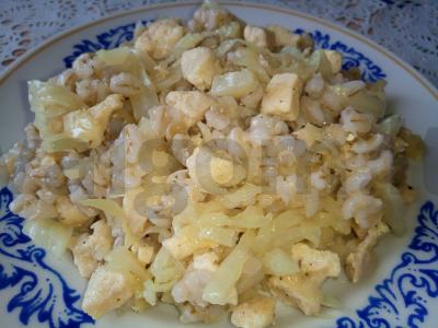 Perlovka su troškinta vištiena ir kopūstais pagrindine nuotrauka