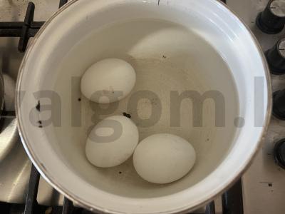 Sotūs salotas su ruginių sausainių ir rūkytos dešros Žingsnis 1