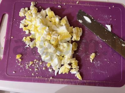 Sotūs salotas su ruginių sausainių ir rūkytos dešros Žingsnis 2