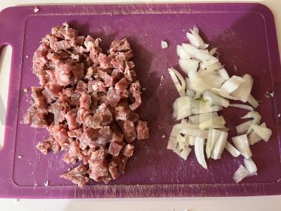 Sotūs salotas su ruginių sausainių ir rūkytos dešros Žingsnis 3