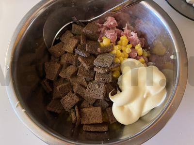 Sotūs salotas su ruginių sausainių ir rūkytos dešros Žingsnis 4