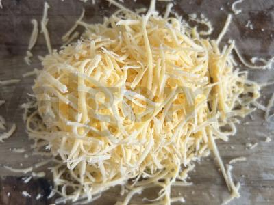 Patingėlių pica su virta dešra, sūriu ir daržovėmis Žingsnis 6