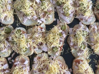 Patingėlių pica su virta dešra, sūriu ir daržovėmis Žingsnis 7