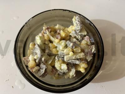 Sotūs salotas su ruginių sausainių ir rūkytos dešros pagrindine nuotrauka