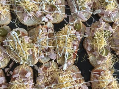 Patingėlių pica su virta dešra, sūriu ir daržovėmis Žingsnis 8