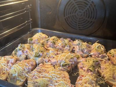 Patingėlių pica su virta dešra, sūriu ir daržovėmis Žingsnis 9