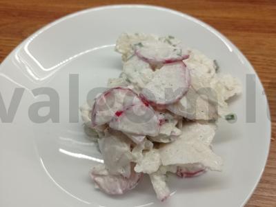 Radinio ir ridikėlių salotos su grietine pagrindine nuotrauka