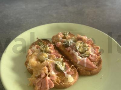 Patingėlių pica su virta dešra, sūriu ir daržovėmis pagrindine nuotrauka