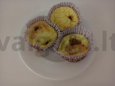 Švelnūs sūrio Maasdam ir džiovintų abrikosų keksiukai pagrindine nuotrauka