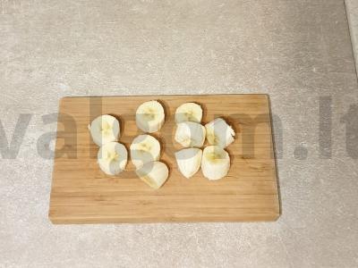 Pieninis kokteilis su ledais ir bananais Žingsnis 1