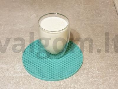 Pieninis kokteilis su ledais ir bananais pagrindine nuotrauka