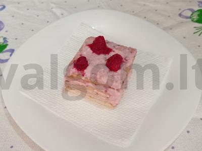 Be kepimo malonumų tortas iš sausainių, varškės ir grietinės pagrindine nuotrauka