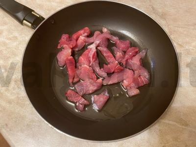 Kiauliena su grybais, česnaku ir prieskoniais Žingsnis 1