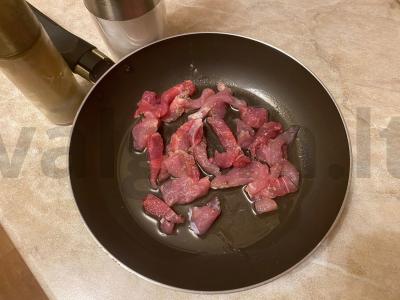 Kiauliena su grybais, česnaku ir prieskoniais Žingsnis 2