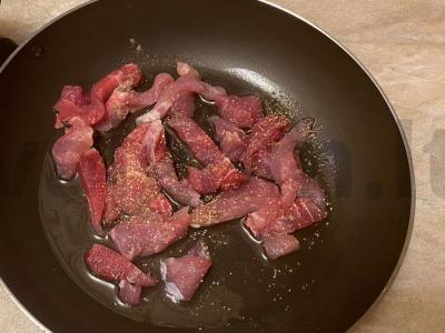 Kiauliena su grybais, česnaku ir prieskoniais Žingsnis 3