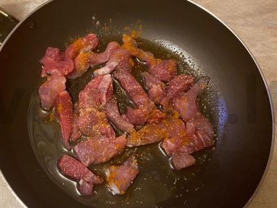 Kiauliena su grybais, česnaku ir prieskoniais Žingsnis 4