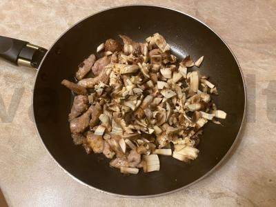 Kiauliena su grybais, česnaku ir prieskoniais Žingsnis 5