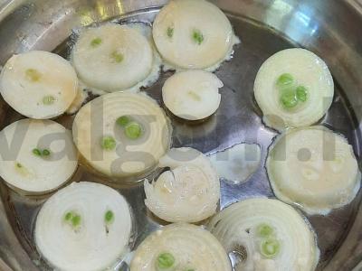 Svogūnai tešloje prie mėsos patiekalų Žingsnis 9