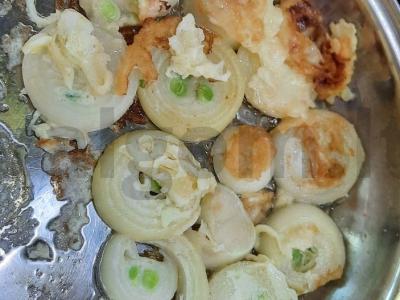 Svogūnai tešloje prie mėsos patiekalų Žingsnis 10