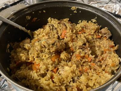 Plovas su vištiena, razinomis ir barbaruškomis pagrindine nuotrauka