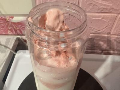 Pieninis kokteilis „Rožinė malonė“ su braškėmis Žingsnis 3