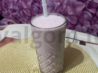 Pieninis kokteilis „Rožinė malonė“ su braškėmis pagrindine nuotrauka