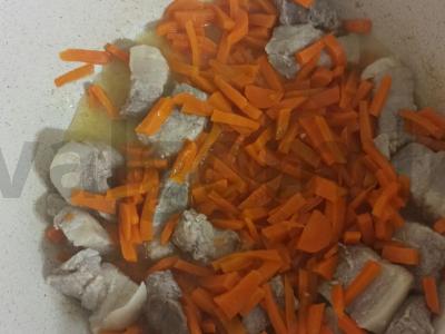 Padažas su makaronais, mėsa ir daržovėmis Žingsnis 2