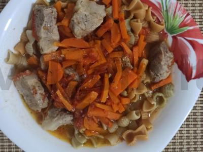 Padažas su makaronais, mėsa ir daržovėmis pagrindine nuotrauka