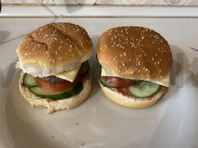 Namų burgeriai su sultinga kotlete elektriniame grilyje pagrindine nuotrauka