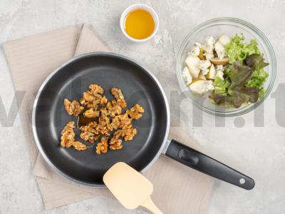 Salotas su kriauše, gorgonzola ir graikiniais riešutais Žingsnis 1