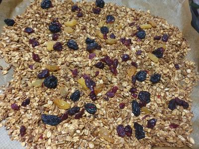 Granola su spanguolėmis ir razinomis pagrindine nuotrauka