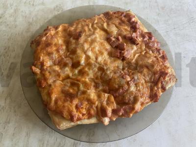 Namų pica su gausia doctorinės dešros įdaru pagrindine nuotrauka