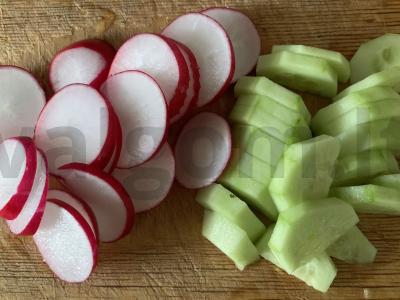 Salotas „Gaivumas“ su agurkais, ridikėliais ir žaliuoju svogūnu Žingsnis 1