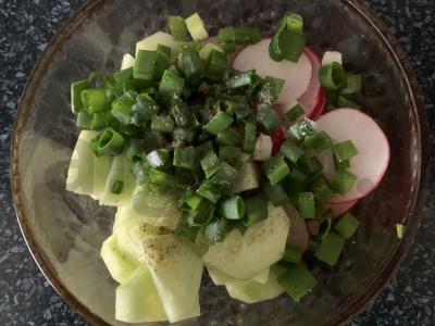 Salotas „Gaivumas“ su agurkais, ridikėliais ir žaliuoju svogūnu Žingsnis 3