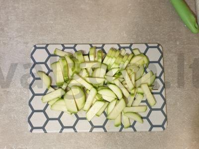 Troškinti cukinijos grietinėje Žingsnis 1