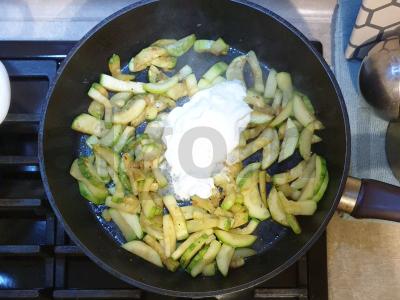 Troškinti cukinijos grietinėje Žingsnis 3