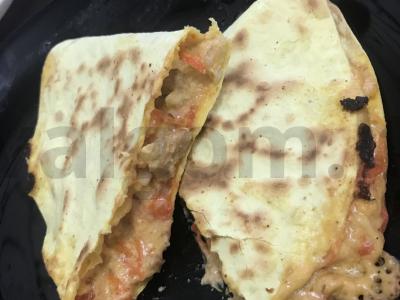 Tortilija su vištiena, sūriu ir pomidorais pagrindine nuotrauka